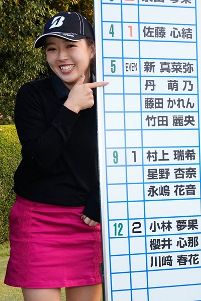 2021年 国内女子最終プロテスト 最終日 丹萌乃 笑顔でリーダーボードの名前を指差した(Ken Ishii/Getty Images)