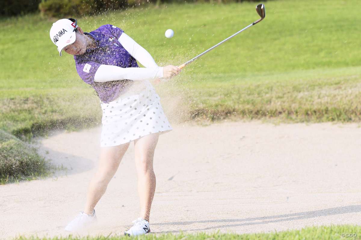 バンカーの傾斜攻略 コツは極端な体重配分 後藤未有