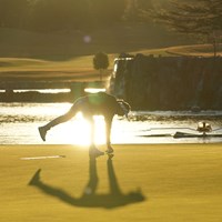 日の出とともにパットの練習をする 2021年 伊藤園レディスゴルフトーナメント 初日 鶴岡果恋