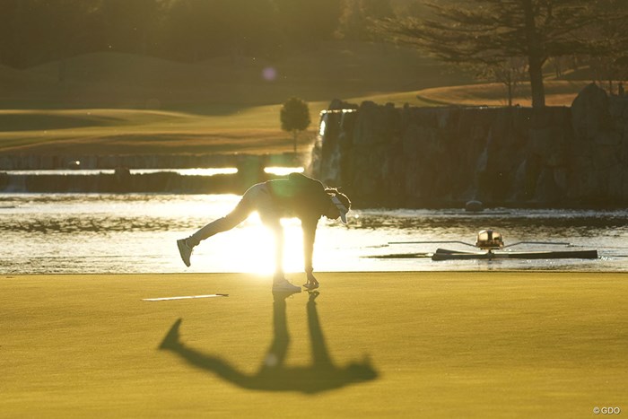 日の出とともにパットの練習をする 2021年 伊藤園レディスゴルフトーナメント 初日 鶴岡果恋
