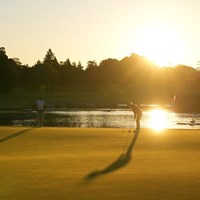 日の出とともにパットの練習をする 2021年 伊藤園レディスゴルフトーナメント 初日 森田遥