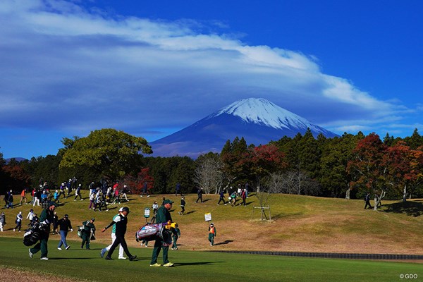 2021年 三井住友VISA太平洋マスターズ 最終日 富士山 一日中、何だか不思議な笠のような雲が掛かった富士山でした。