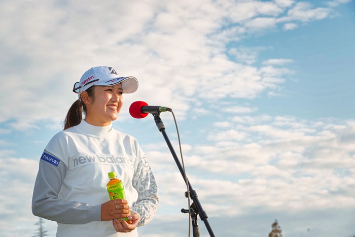 笑顔で優勝インタビューに答える 2021年 伊藤園レディスゴルフトーナメント 最終日 稲見萌寧