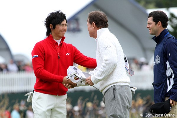 2010年 全米オープン2日目 石川遼＆トム・ワトソン 最終ホールのグリーンでしっかりと握手を交わす2人。遼にワトソンから優しい言葉かかけられた