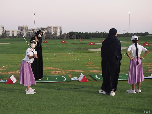 2021年 アジアパシフィック女子アマチュア選手権 3日目 UAEのジュニアゴルファー 母親らしき人を指導するUAEのジュニアゴルファー