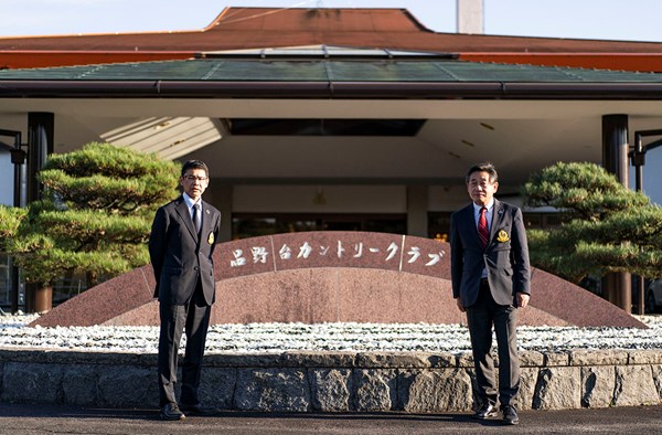 品野台カントリークラブ 営業課長の末木孝典さん（左）と須崎英晴代表取締役社長（右）