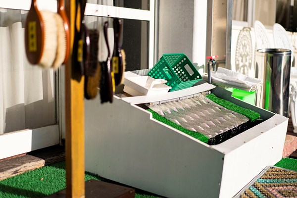 品野台カントリークラブ 2階テラスに設置された自動シューズ洗浄機