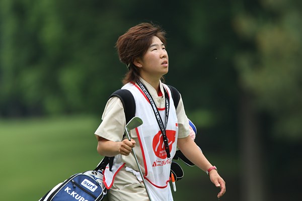 「ゴルフが好きなのでキャディも楽しい」と話す森桜子は、今週久保啓子のバッグを担いでいた