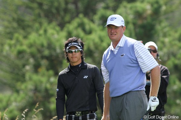 全米オープン3日目 アーニー・エルス＆石川遼 体格は大人と子供だが、ゴルフでは互角だ