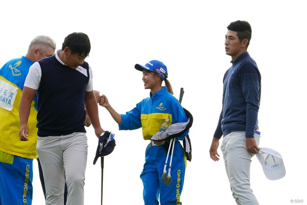 2021年 カシオワールドオープンゴルフトーナメント 初日 久常涼 中島啓太 久常涼（左）は2歳下だがプロ