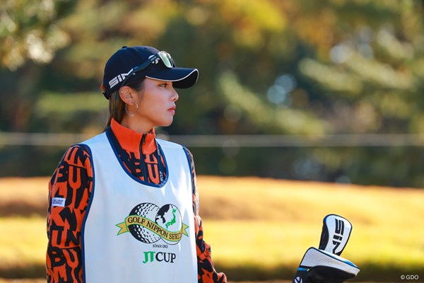 2021年 ゴルフ日本シリーズJTカップ 初日 池村寛世 池村寛世の恋人でキャディさん