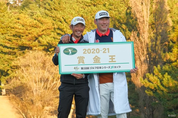 2021年 ゴルフ日本シリーズJTカップ  最終日 チャン・キム チャン・キムを支えた出口慎一郎キャディ。タッグを組んで3勝目を挙げた際に「250万円ほど」の高級腕時計ロレックスをもらったとか