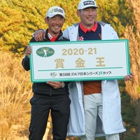 チャン・キムを支えた出口慎一郎キャディ。タッグを組んで3勝目を挙げた際に「250万円ほど」の高級腕時計ロレックスをもらったとか 2021年 ゴルフ日本シリーズJTカップ  最終日 チャン・キム