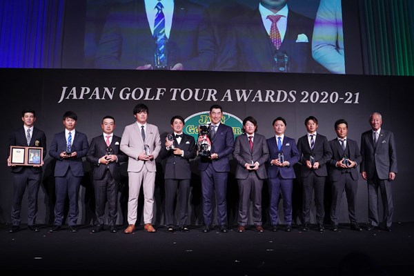 2021年 JGTO表彰式 賞金王に輝いたチャン・キム（中央）が2021ー21年シーズンの最優秀選手に