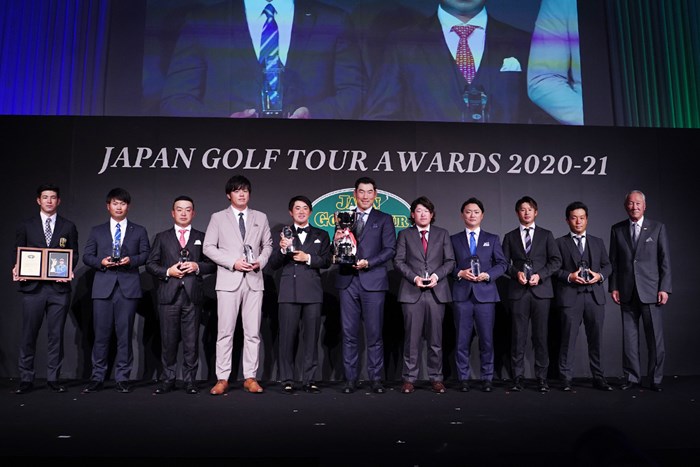 賞金王に輝いたチャン・キム（中央）が2021ー21年シーズンの最優秀選手に 2021年 JGTO表彰式
