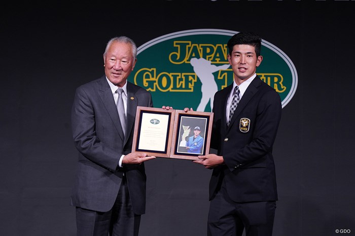 アマチュア優勝を達成した中島啓太には特別賞が贈られた 2021年 JGTO表彰式 青木功 中島啓太