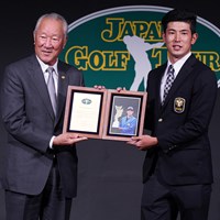 アマチュア優勝を達成した中島啓太には特別賞が贈られた 2021年 JGTO表彰式 青木功 中島啓太