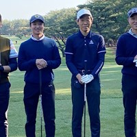 プロ転向したばかりの平田憲聖（左から2番目）はQT突破後、すぐに初めてのプロアマに参加した 2021年 平田憲聖