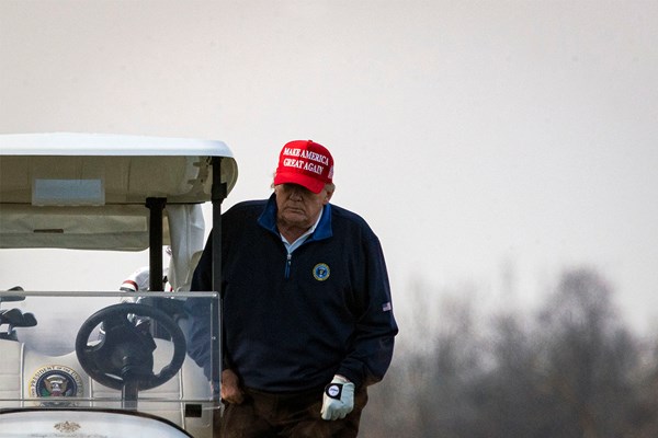 米バージニア州トランプ・ナショナルGCでゴルフをするトランプ氏（Al Drago/Getty Images）