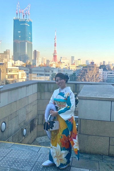 山下美夢有は東京都心のビルをバックに新成人の記念撮影（提供：DSE）