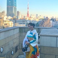 山下美夢有は東京都心のビルをバックに新成人の記念撮影（提供：DSE） 2022年 山下美夢有