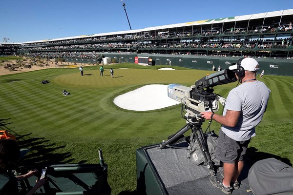 2016年 ウェイストマネジメントフェニックスオープン 選手を追うテレビカメラマン※写真は2016年「ウェイストマネジメントフェニックスオープン」（Chris Condon PGA TOUR)