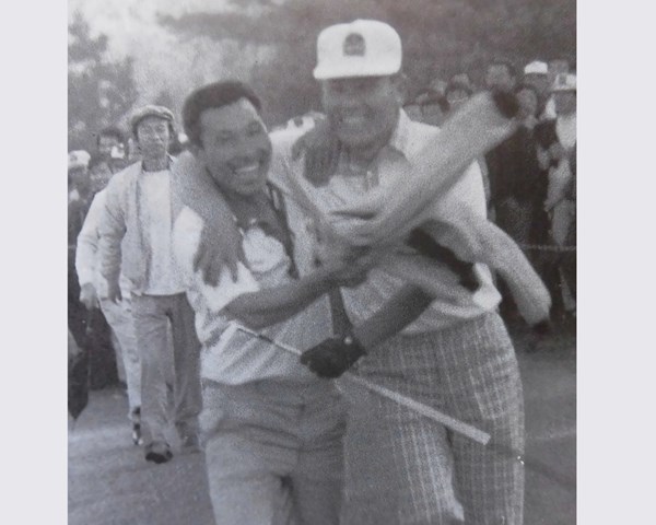 2022年 後世に残したいゴルフ記録 内田繁（右） イーグルで優勝を決めた内田繁（右）にギャラリーが抱きついて祝福した ※提供：日本プロゴルフ協会