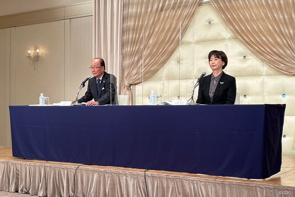2022年 第9回日本プロゴルフ殿堂入り顕彰者発表会 松井功 小林浩美 日本プロゴルフ殿堂の松井功理事長（左）から殿堂入り顕彰者5人が発表された