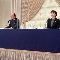 日本プロゴルフ殿堂の松井功理事長（左）から殿堂入り顕彰者5人が発表された 2022年 第9回日本プロゴルフ殿堂入り顕彰者発表会 松井功 小林浩美