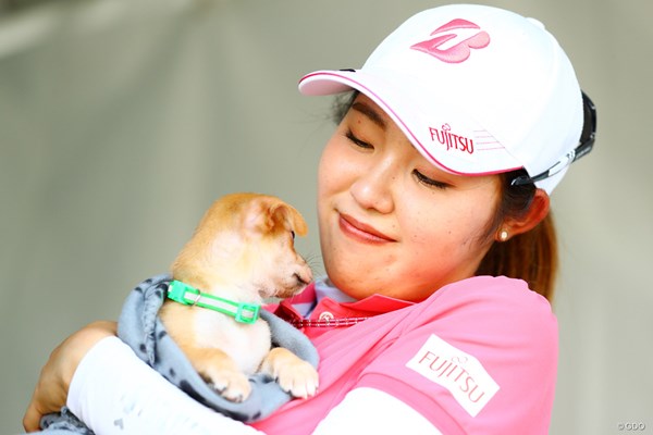 2022年 LPGAドライブオン選手権 事前 古江彩佳 前日に受けたペットの里親を探す団体のインタビューで一緒だった犬と再会。フレンチブルドッグを飼うのが夢
