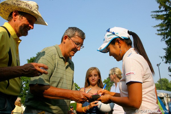 2010年 LPGAチャンピオンシップ 2日目 宮里藍 ホールアウト後、ファンにサインをする宮里藍。左のおじさんのテンガロンが凄いことに
