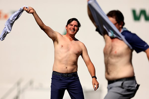 16番ホールでシャツをたくし上げるヒッグス（右）とシャツを脱いで観客を煽るダーメン（Mike Mulholland/Getty Images)