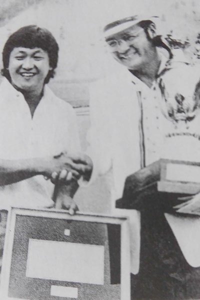 1980年「白竜湖オープン」で優勝した新井規矩雄（右）とローアマの倉本昌弘。学士プロと日大トップアマのダブルタイトルが話題となった ※提供：武藤一彦