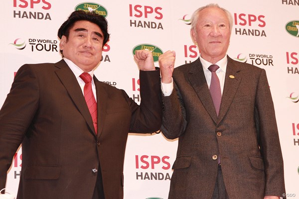 ISPSの半田晴久会長（左）と会見に出席した日本ゴルフツアー機構の青木功会長