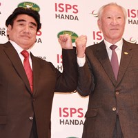 ISPSの半田晴久会長（左）と会見に出席した日本ゴルフツアー機構の青木功会長 2022年 ISPS HANDA 欧州・日本、とりあえず今年は日本トーナメント！ 事前 青木功 ISPS・半田晴久会長