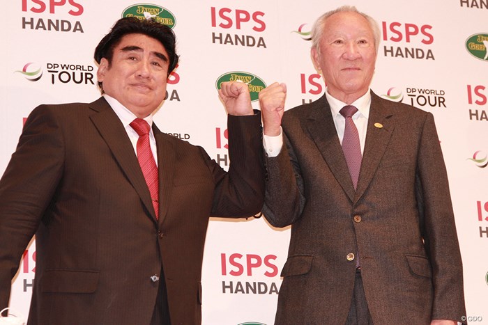 ISPSの半田晴久会長（左）と会見に出席した日本ゴルフツアー機構の青木功会長 2022年 ISPS HANDA 欧州・日本、とりあえず今年は日本トーナメント！ 事前 青木功 ISPS・半田晴久会長