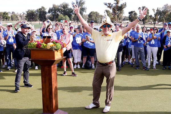 トロフィーを頭に被って優勝を喜ぶヒメネス（Chris Coduto/Getty Images)