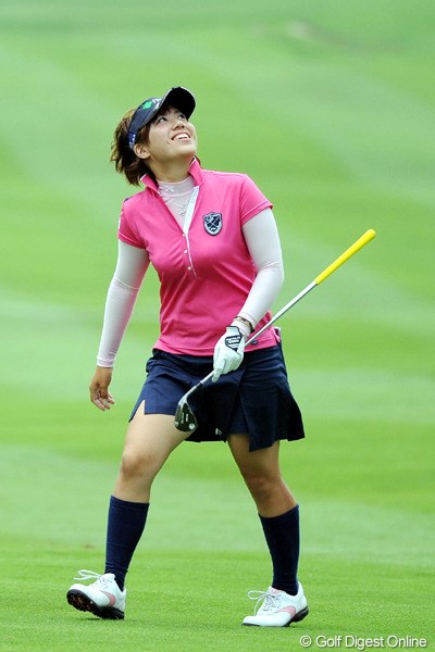 2010年 日医工女子オープンゴルフトーナメント 初日 綾田紘子 「へェ～、あれに当たったんだ」。同伴のエスドがボールを当てた電線を見上げるお嬢・アヤタ。ホンマモンのセレブという話やないですか！
