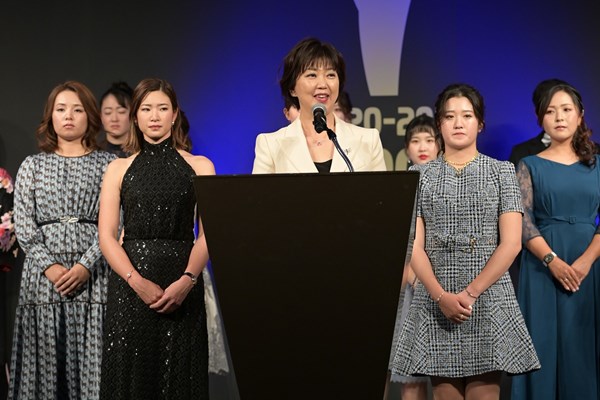 小林浩美JLPGA会長（中央） ※撮影は2021年のJLPGAアワード（JGMA代表撮影）