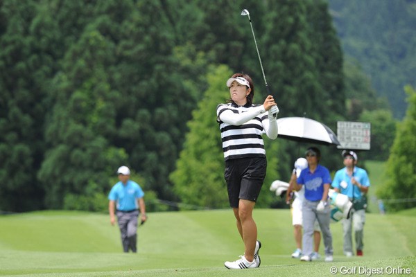 2010年 日医工女子オープンゴルフトーナメント 初日 福嶋晃子 アッコ姐さんがセカンドショットを打ち終わっても、他の選手はまだ後ろを歩いてはります。そんだけ飛距離がちゃうんですワ。ビビリまっせ実際！17位T