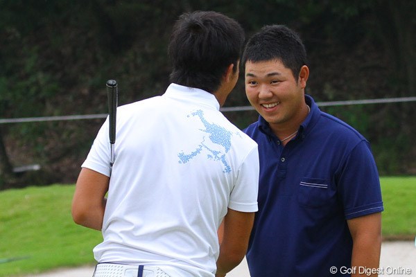 同じ組でラウンドした上井と薗田がバーディの競演！ 12アンダー暫定首位に並んだ