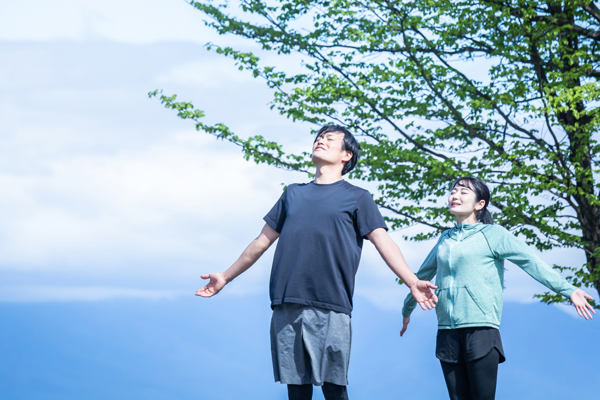 猫背予防にも！座りながら胸の筋肉をほぐすストレッチ