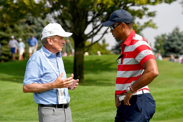 PGAツアーの前コミッショナー、ティム・フィンチェム氏（左）はウッズの存在とともにPGAツアーを大きくした(Getty ／Images)