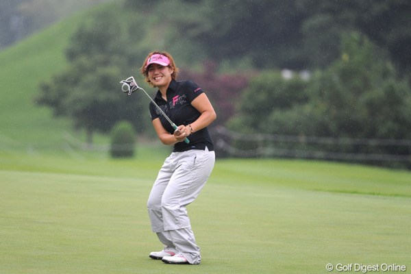 2010年 日医工女子オープンゴルフトーナメント 2日目 綾田紘子 お嬢アヤヤも七変化② 入っても笑顔、外れても笑顔。これがセレブの常識ですワ。