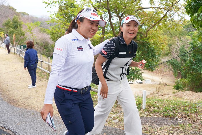 台湾の先輩テレサ・ルー（右）からも祝福された 2022年 明治安田生命レディス ヨコハマタイヤゴルフトーナメント  最終日 サイ・ペイイン