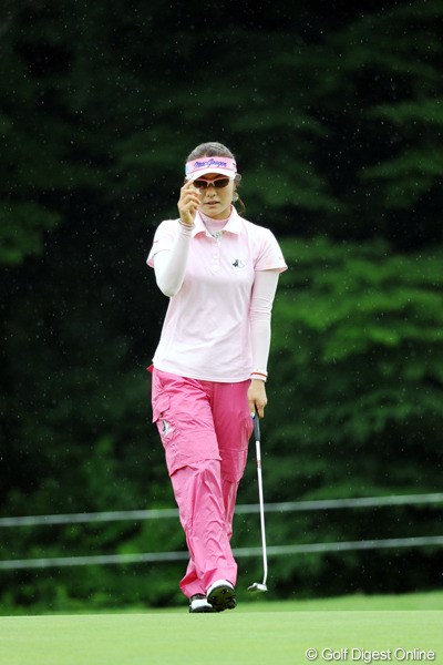 2010年 日医工女子オープンゴルフトーナメント 2日目 藤田幸希 雨が強くなった後半に3つスコアを伸ばしました。この人ホンマ悪天候にメッチャツ強いんです！