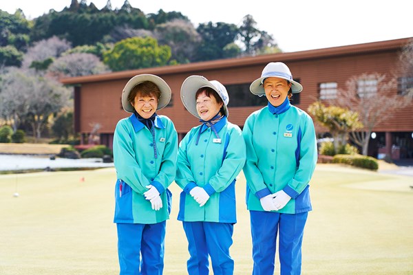 ゴルフ日和（南茂原カントリークラブ） （左から）秦紀子さん、関美幸さん、鈴木由貴さん