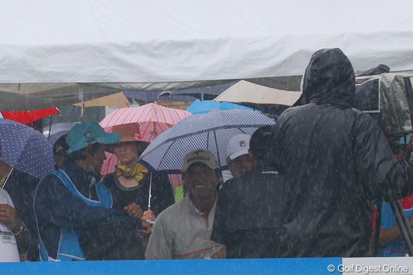 2010年 TOSHIN GOLF TOURNAMENT IN LakeWood 3日目 宮本勝昌 宮里優作と同じ組の宮本勝昌は、サイレンが鳴る前にテントに避難していた