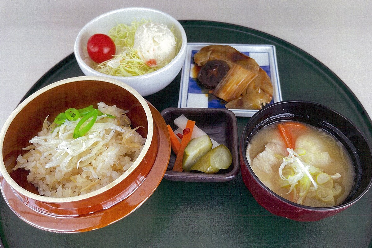 大玉カントリークラブ「白魚炊き込みご飯と骨なしカレイの煮つけ」