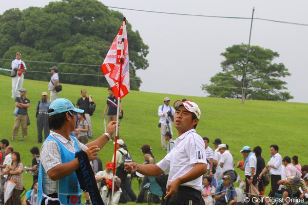 2010年 TOSHIN GOLF TOURNAMENT IN LakeWood 3日目 池田勇太 優勝してフラッグを取っているのではないです。キャディの福田氏が足で踏んで旗を外しちゃったんですね